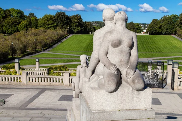 Vigeland Park, Homem e mulher sentados de volta às costas — Fotografia de Stock