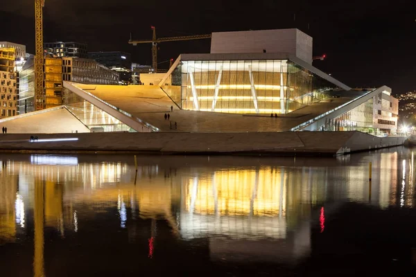 Teatro dell'opera di Oslo di notte — Foto Stock