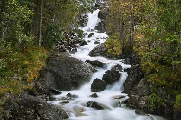 Jedwabisty strumienia z Langfoss — Zdjęcie stockowe