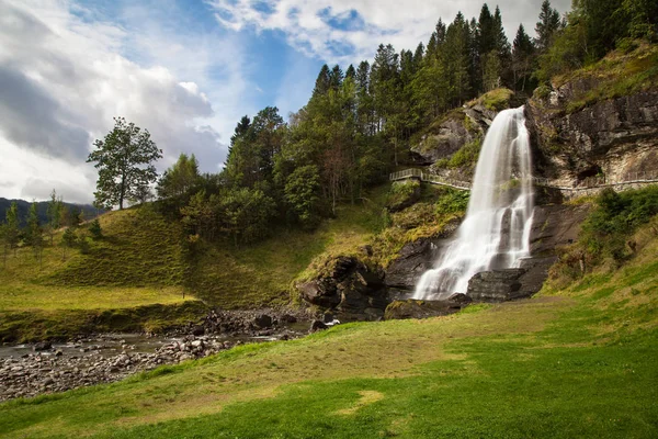 Steinsdalsfossen w Norheimsund — Zdjęcie stockowe