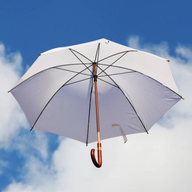 Gökyüzünde beyaz şemsiye