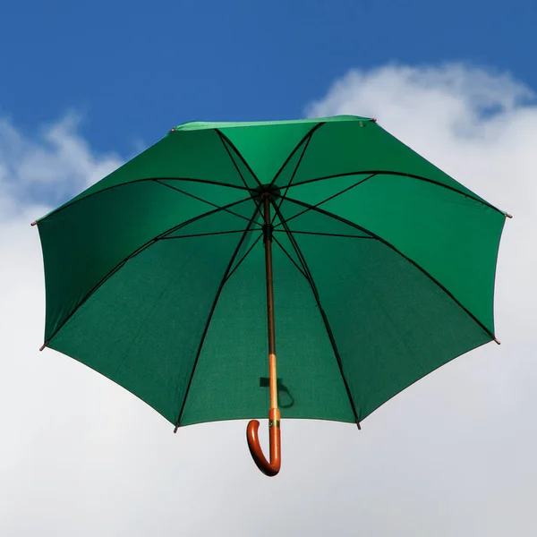 Paraguas verde en el cielo — Foto de Stock