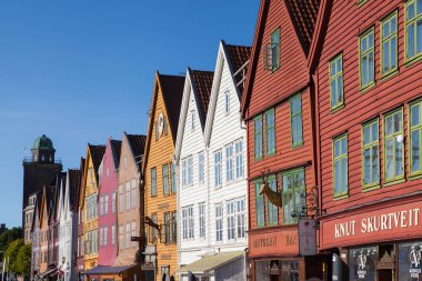 Bergen, Norveç - 18 Eylül 2017: Bryggen, Bergen, Norveç, Shop cephede. Ticari yapıların Hansa Birliği, bugün, bu binalar, dükkanlar, restoranlar ve barlar eski ev.