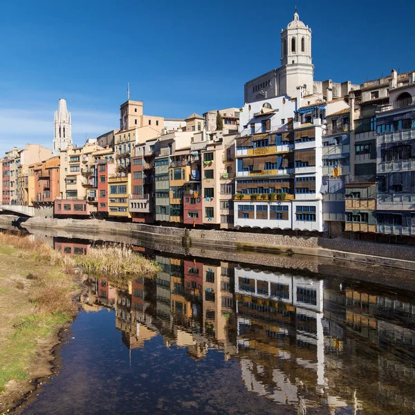Oude wijk van Girona van de rivier de Onyar — Stockfoto