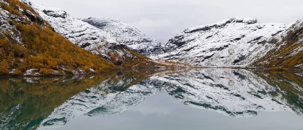 Jotunheimen에 호수 Bovertunvatnet — 스톡 사진
