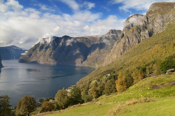 Aurlandsfjord z zapleczem — Zdjęcie stockowe
