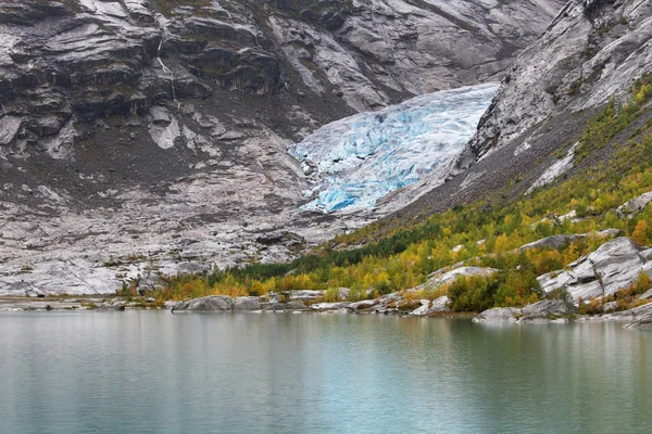 Ledovec Nigardsbreen a Nigardsbrevatnet jezero — Stock fotografie