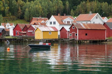 Boathouses Lustrafjorden kıyısında