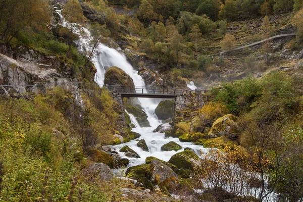 Bron framför vattenfallet Kleivafossen — Stockfoto