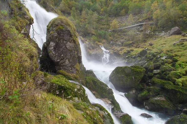 Kleivafossen vattenfall sett från Briksdalsbreen leden — Stockfoto