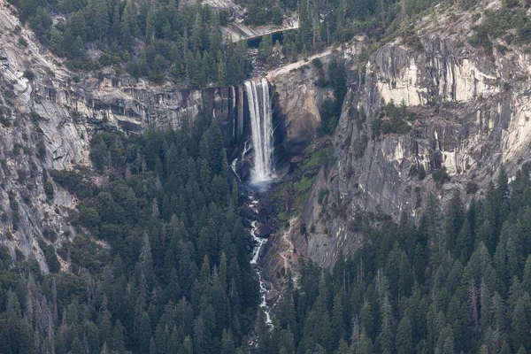 Vernal Fall från Washburn Point — Stockfoto