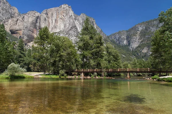 Bergbrücke über den Merced River — Stockfoto