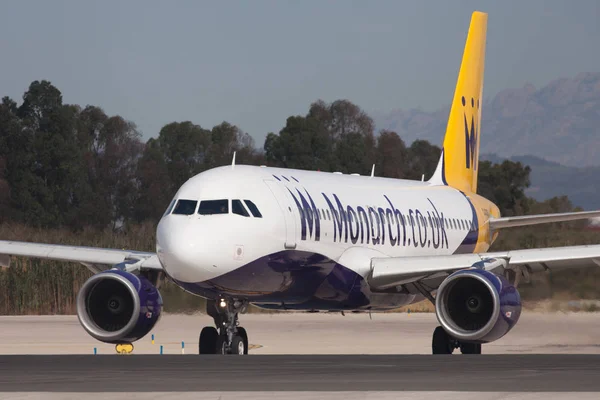 Airbus A320 авиакомпании Monarch Airlines на взлетно-посадочной полосе — стоковое фото