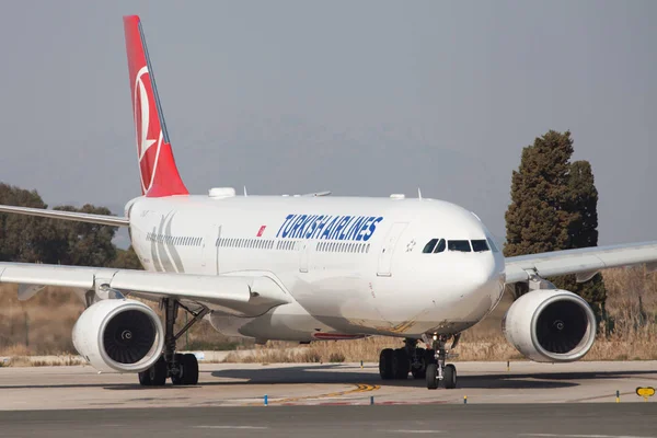 Turkish Airlines Airbus A330-300 en la Taxiway — Foto de Stock