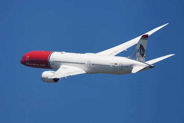 Noruego Boeing 787-9 Dreamliner Banking — Foto de Stock