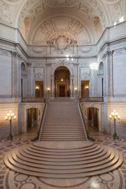 San Francisco Belediye Binasında Büyük Merdiven