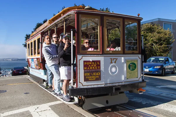 Powell Hyde Cable Car through Russian Hill — ストック写真