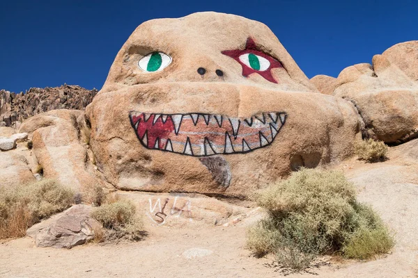 Alabama tepelerindeki Kabus Kayası, Lone Pine, California, ABD