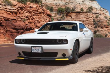 2019 Dodge Challenger R / T HEMI V8, Zion Ulusal Parkı, Utah, ABD.