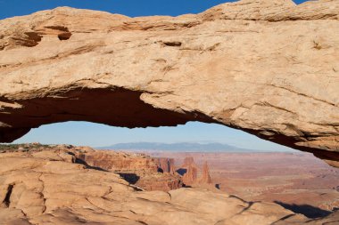 Alacakaranlıkta Mesa Kemeri, Gökte Ada, Kanyonlar Ulusal Parkı, Utah, ABD