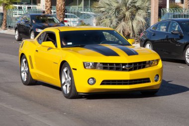 Las Vegas, Nevada - 30 Ağustos 2019: 2012 Chevrolet Camaro 2LS Sarı / Siyah Bumblebee Las Vegas, Nevada, ABD