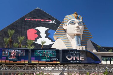 Las Vegas, Nevada - 30 Ağustos 2019: Mandalay Bay Tramvayı Las Vegas, Nevada, ABD 'deki Luxor Otel ve Kumarhanesinin önünden geçiyor