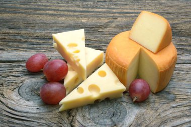 Kesme tahtasındaki emmental peynir.