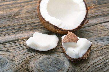 eski ahşap masa üzerinde taze hindistancevizi