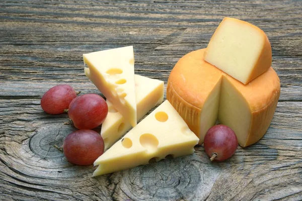 Kesme tahtasındaki emmental peynir.