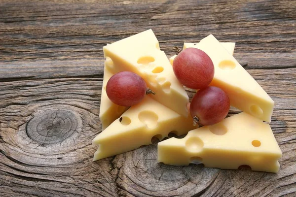 Kesme tahtasındaki emmental peynir.