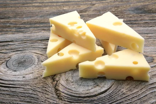 Queso emmental sobre mesa de madera — Foto de Stock