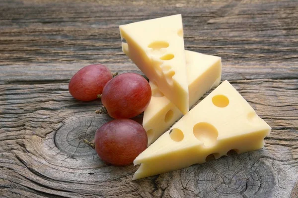 Emmentalerost på träbord — Stockfoto