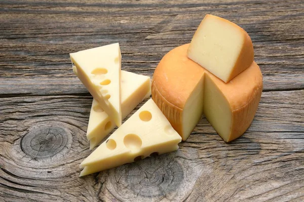 Diferentes tipos de quesos dispuestos como marco sobre tabla negra . —  Fotos de Stock