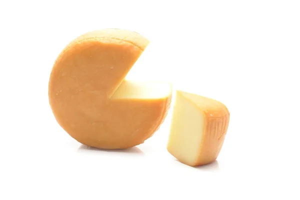 Ost hjulet med en bit ost på en vit bakgrund — Stockfoto