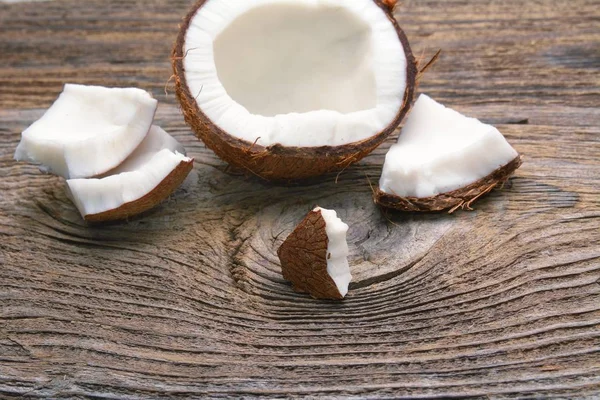 Čerstvé kokosové ořechy na starý dřevěný stůl — Stock fotografie