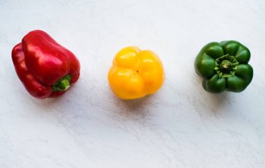 Beyaz arkaplanda izole edilmiş tatlı kırmızı biber