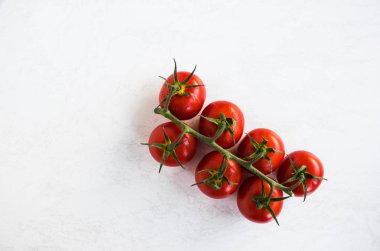 Beyaz arka planda izole edilmiş kiraz domatesleri