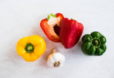 taze sebze, sarımsak ve beyaz arka plan üzerinde renkli biber
