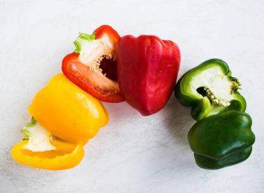 taze sebze, sarımsak ve beyaz arka plan üzerinde renkli biber