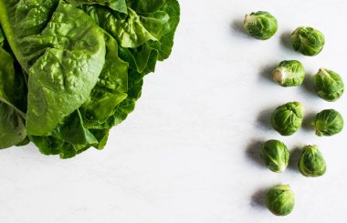 Taze çiğ Brüksel lahanası ve beyaz zemin üzerine salata