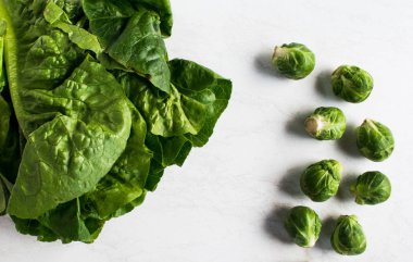 Taze çiğ Brüksel lahanası ve beyaz zemin üzerine salata