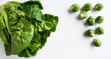 Taze çiğ Brüksel lahanası ve beyaz zemin üzerine salata