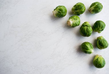 Beyaz bir arka plan üzerinde izole taze çiğ Brüksel lahanası.