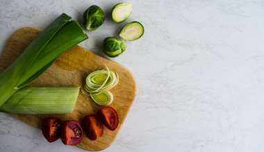 pırasa, domates ahşap tahta üzerinde