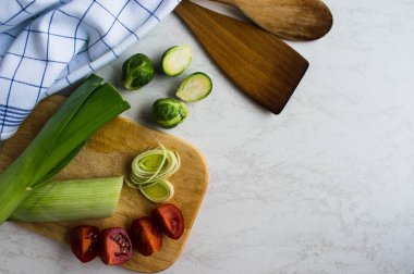 pırasa, domates ahşap tahta üzerinde