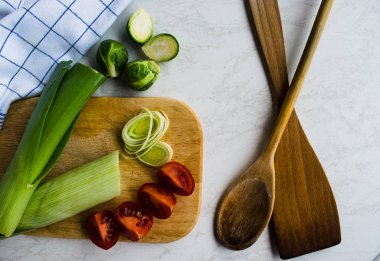 pırasa, domates ahşap tahta üzerinde