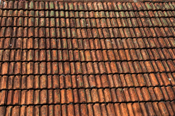 ALT Duitse dak bedekt met Bitumin tegels. — Stockfoto