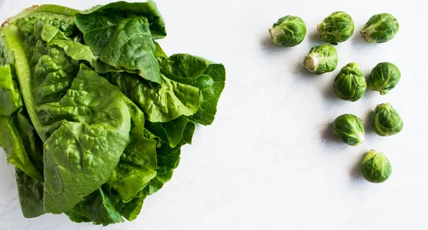 Taze çiğ Brüksel lahanası ve beyaz zemin üzerine salata
