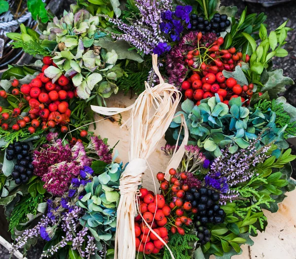 meyveler kuşburnu, alıç ve rowan sonbahar çelenk berry