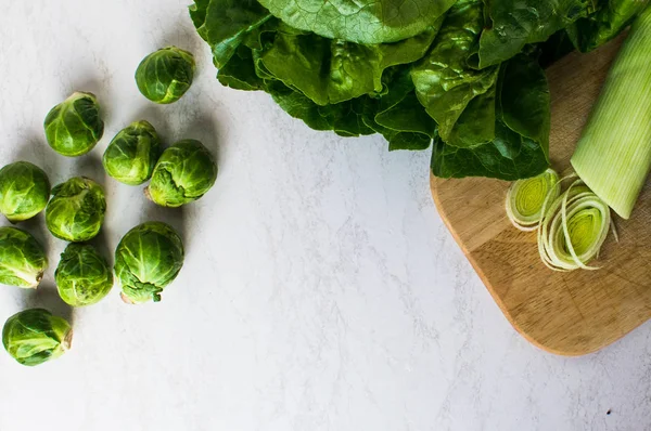 Puerros y coles de Bruselas, ensalada Imágenes De Stock Sin Royalties Gratis